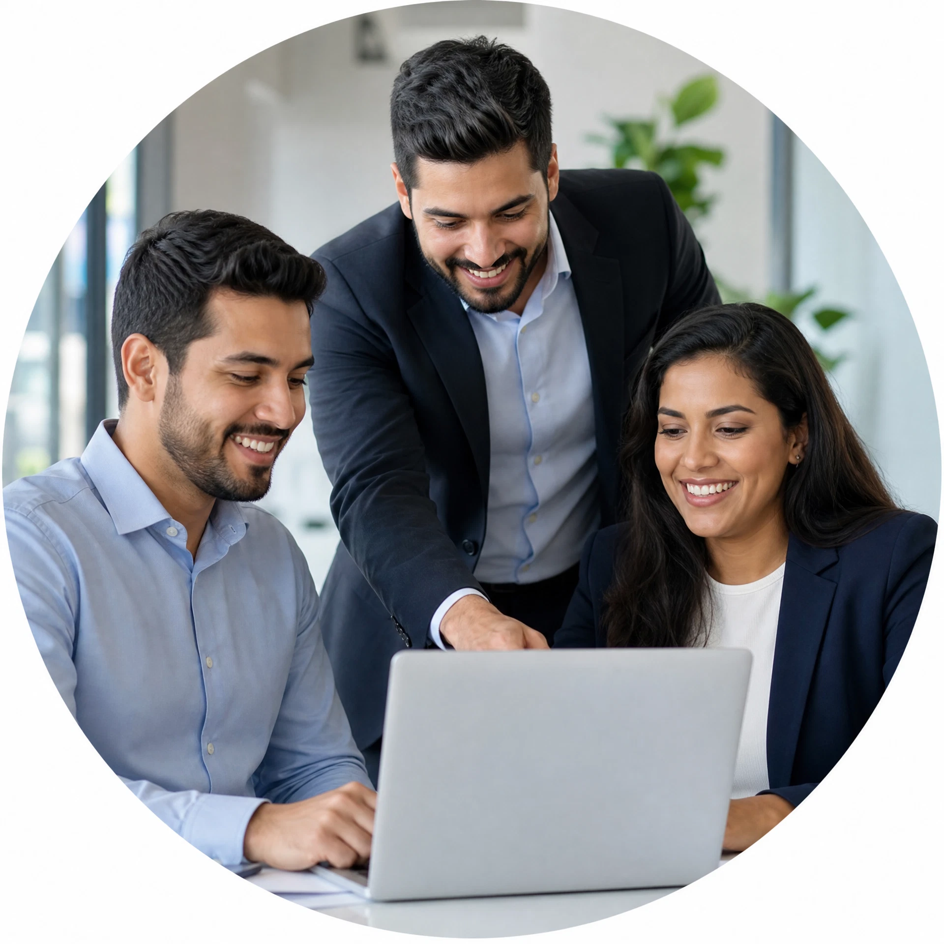 Equipe empresarial em ambiente corporativo com plano de saúde PME Amil