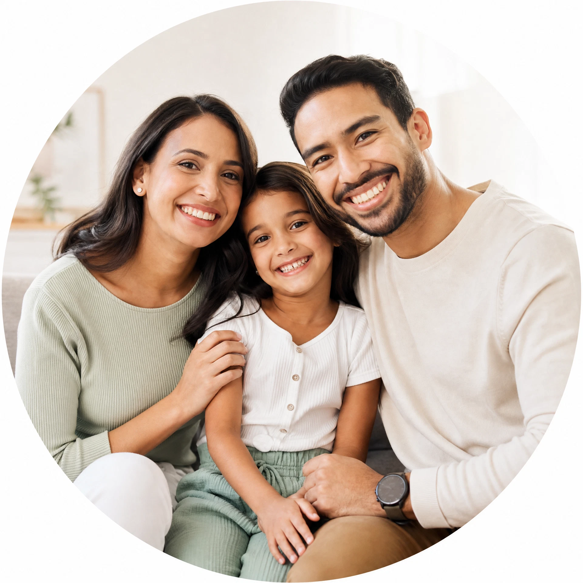 Família brasileira sorridente, protegida por planos de saúde Amil